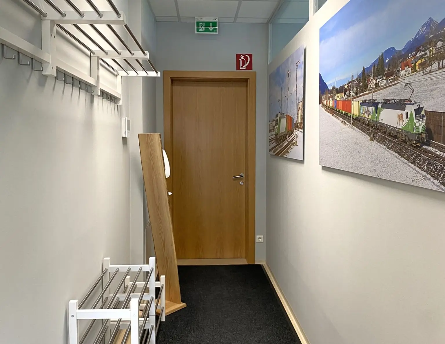 Moderne Bürofläche nahe Flughafen und Autobahn