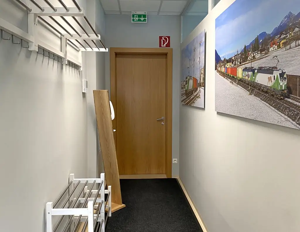 Moderne Bürofläche nahe Flughafen und Autobahn