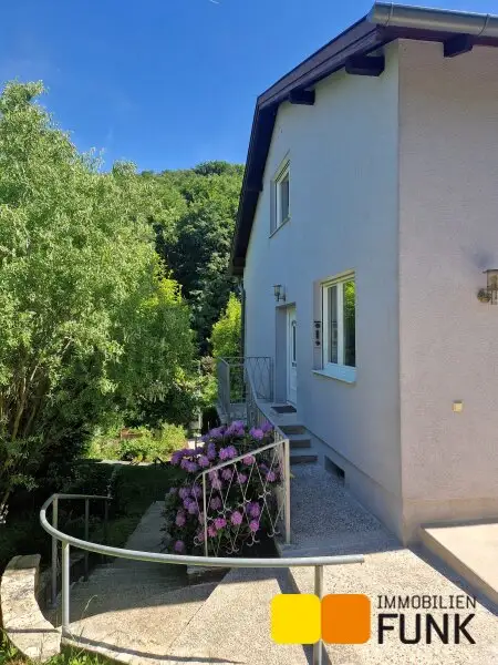 Großzügiges Haus mit Traumgarten