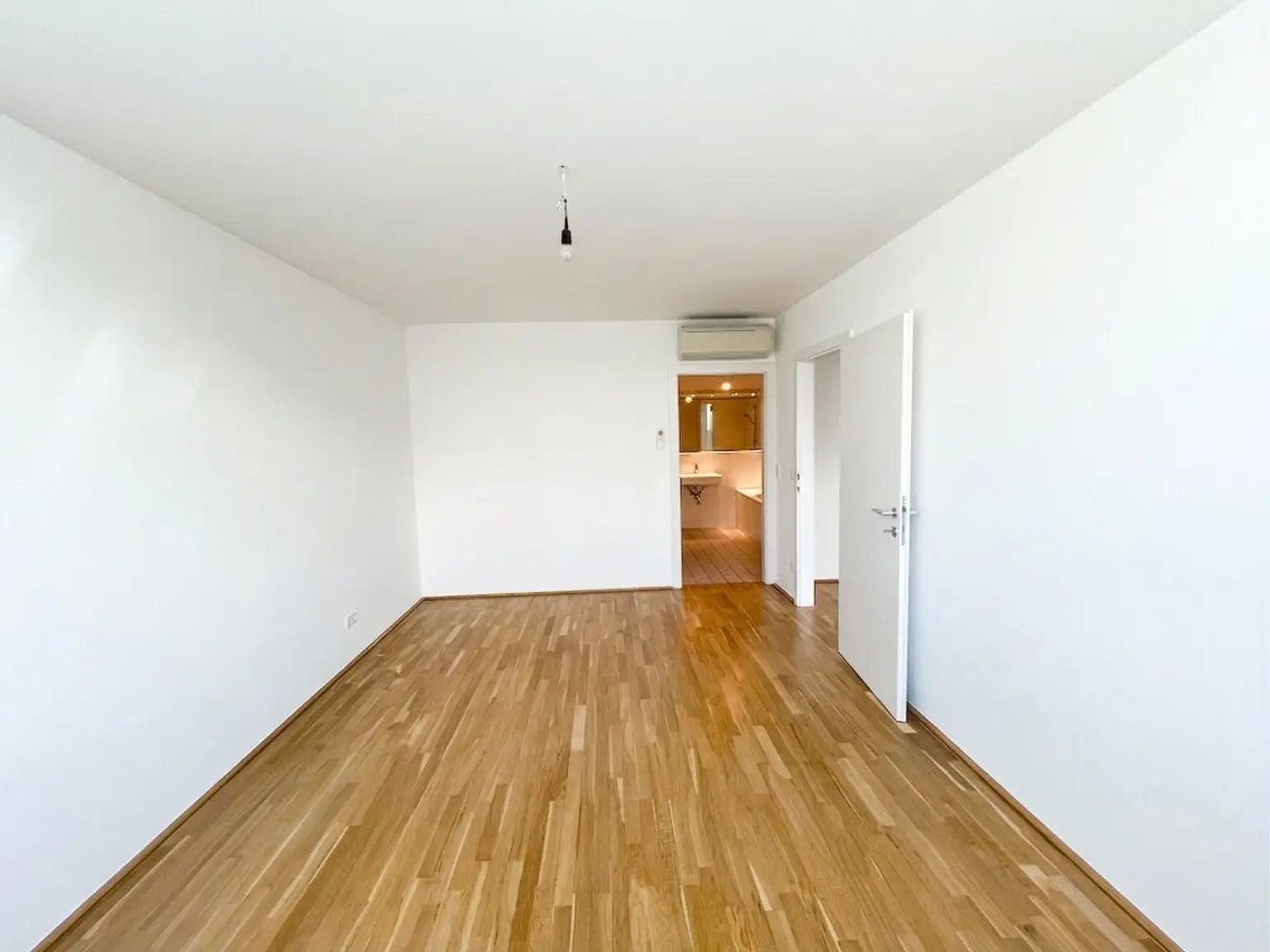 UNBEFRISTET: Top-Lage beim Stephansplatz: Moderne, klimatisierte Dachgeschoßwohnung im stilvollen Haus / Prime location near Stephansplatz: a modern, air-conditioned penthouse flat in a stylish building