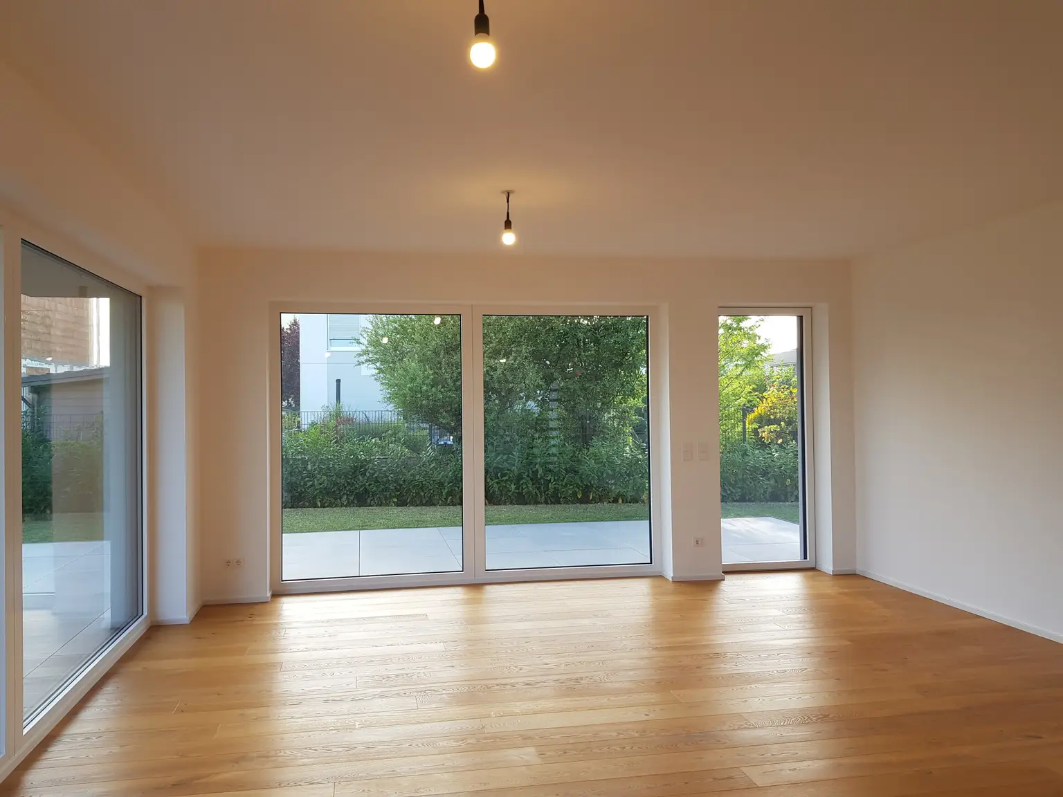 PERFEKTES, MODERNES, NEUES TRAUMHAUS IM ERSTBEZUG AM FELSER SEE