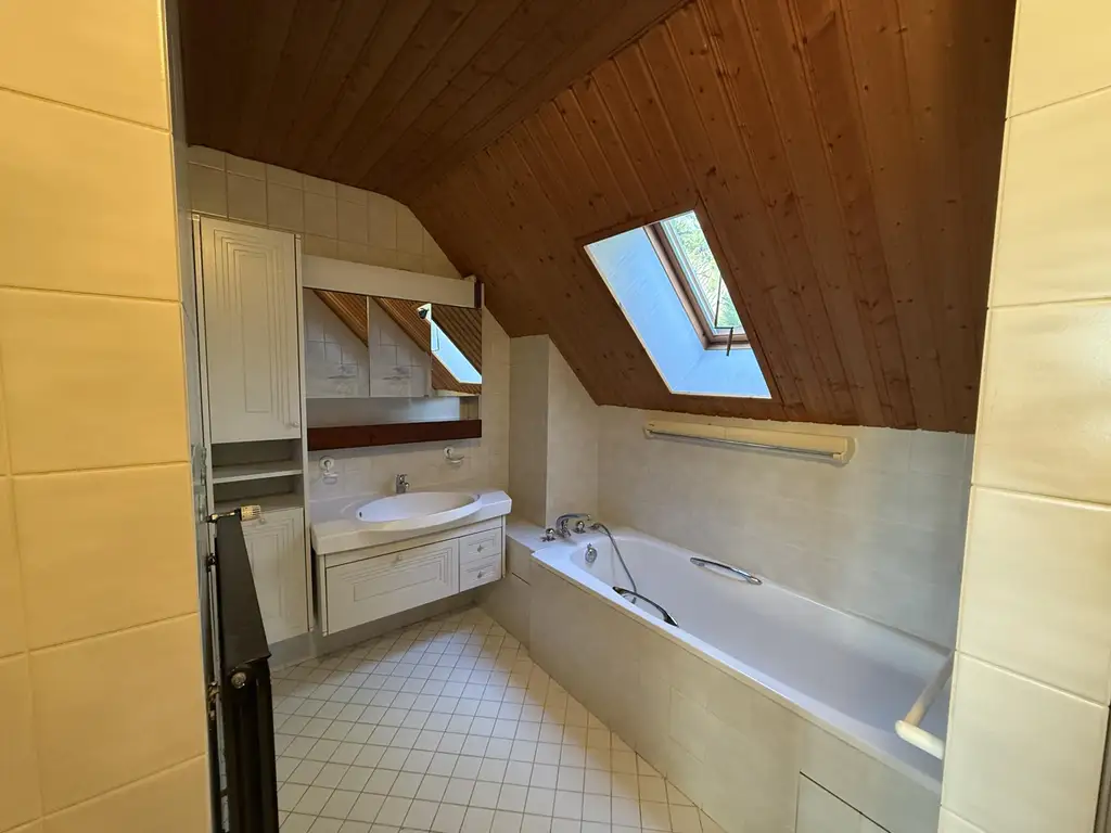 Renovierungsbedürftiges Einfamilienhaus mit idyllischem Garten in Sackgasse