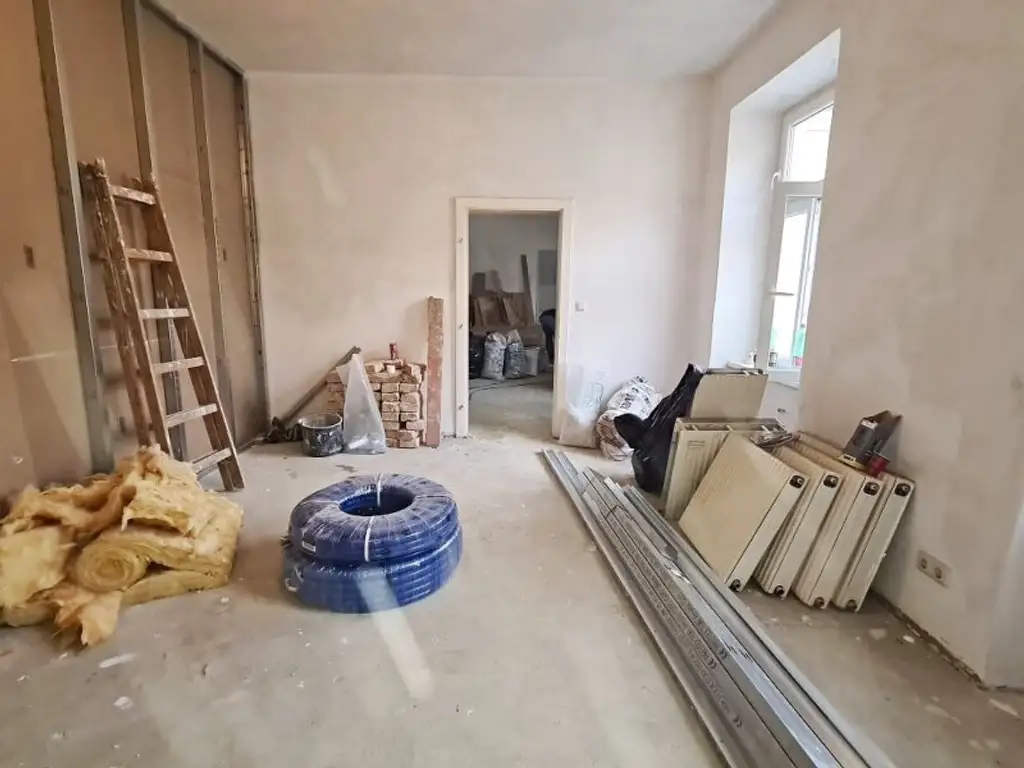 SEEGASSE, ERSTBEZUG, unbefristete 73 m2 Altbau, Wohnküche, 2 Zimmer, Duschbad, Parketten, Hofruhelage, U4-Nähe