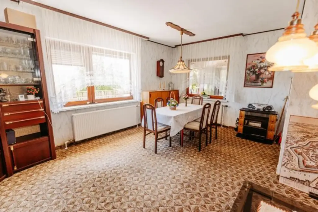 Elegantes, gepflegtes Einfamilienhaus mit Garage und uneinsehbarem Garten, Altbaumbestand
