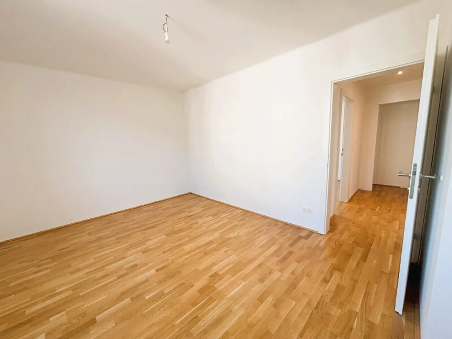 Neu sanierte 4-Raum-Wohnung mit Balkon in perfekter Lage!