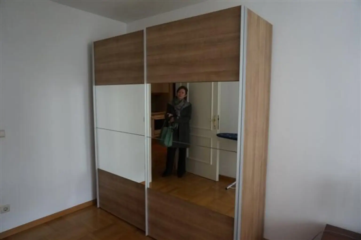 Komplett ruhig gelegene helle Wohnung mit 1 Schlafzimmer, teilmöbliert (Schrank und Sofa) Nähe Servitengasse ab 15. Dezember 2025