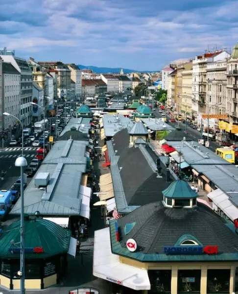INNENSTÄDTISCHE - 3-Zimmer WOHNUNG -RENOVIERUNGSBEDÜRFTIG- mit sehr viel Potenzial - in Top Lage Wiens beim NASCHMARKT - Nähe KARLSPLATZ!