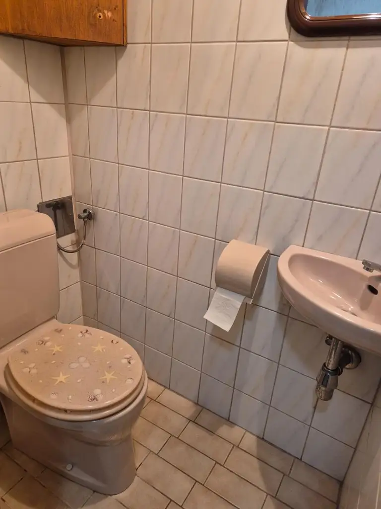 Renovierungsbedürftige 4 Zimmer Wohnung mit Loggia