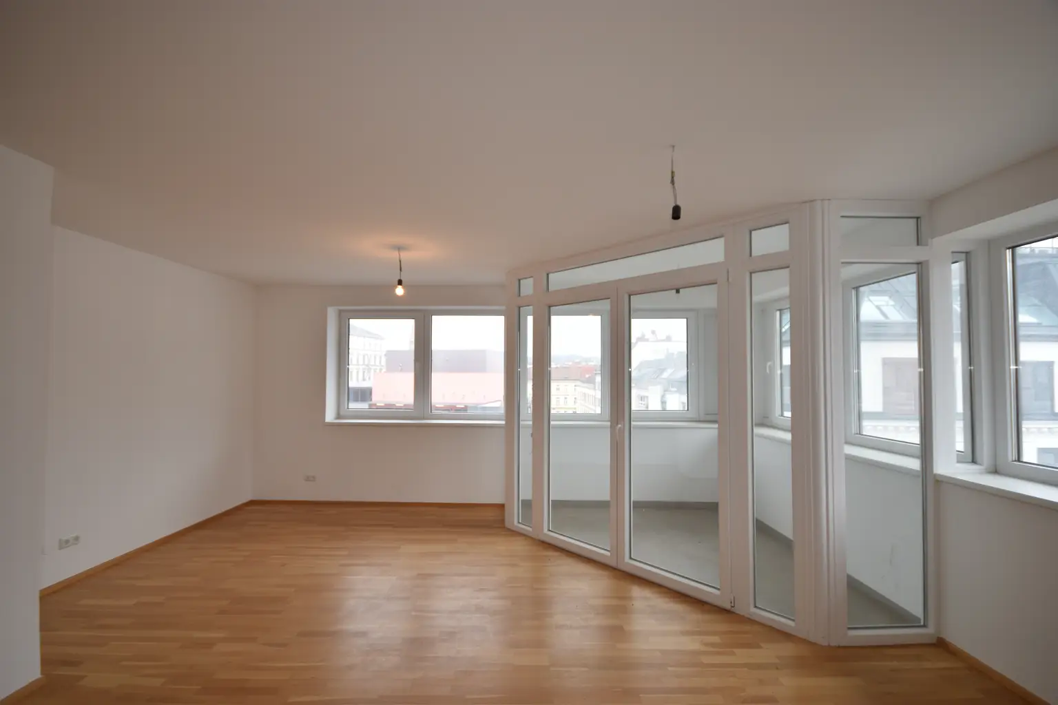 "17. BEZIRK - Gemütliche und helle 2-Zimmer-Wohnung mit Loggia"