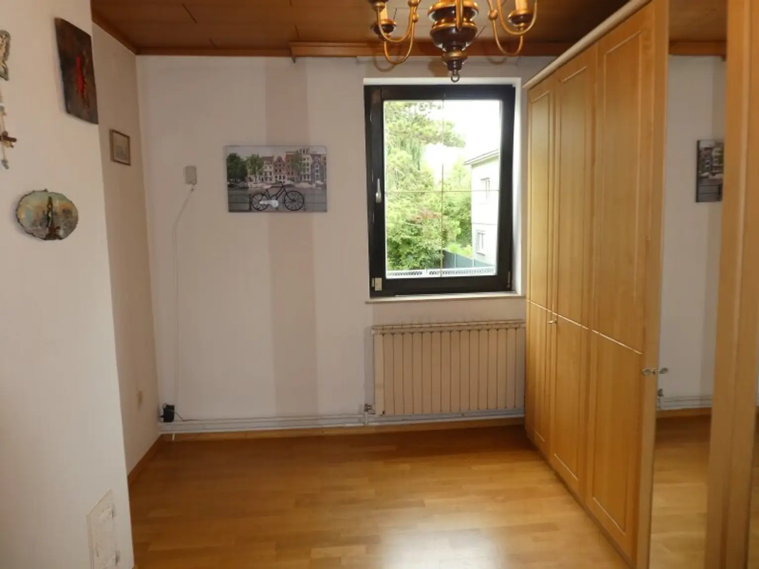 PRIVATSPHÄRE: KLEINES HAUS  mit ENTZÜCKENDEN GARTEN, Garage und Lagerräume - NÄHE BAHNHOF