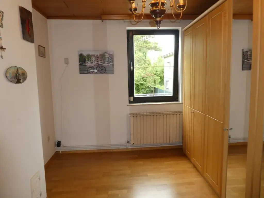 PRIVATSPHÄRE: KLEINES HAUS  mit ENTZÜCKENDEN GARTEN, Garage und Lagerräume - NÄHE BAHNHOF