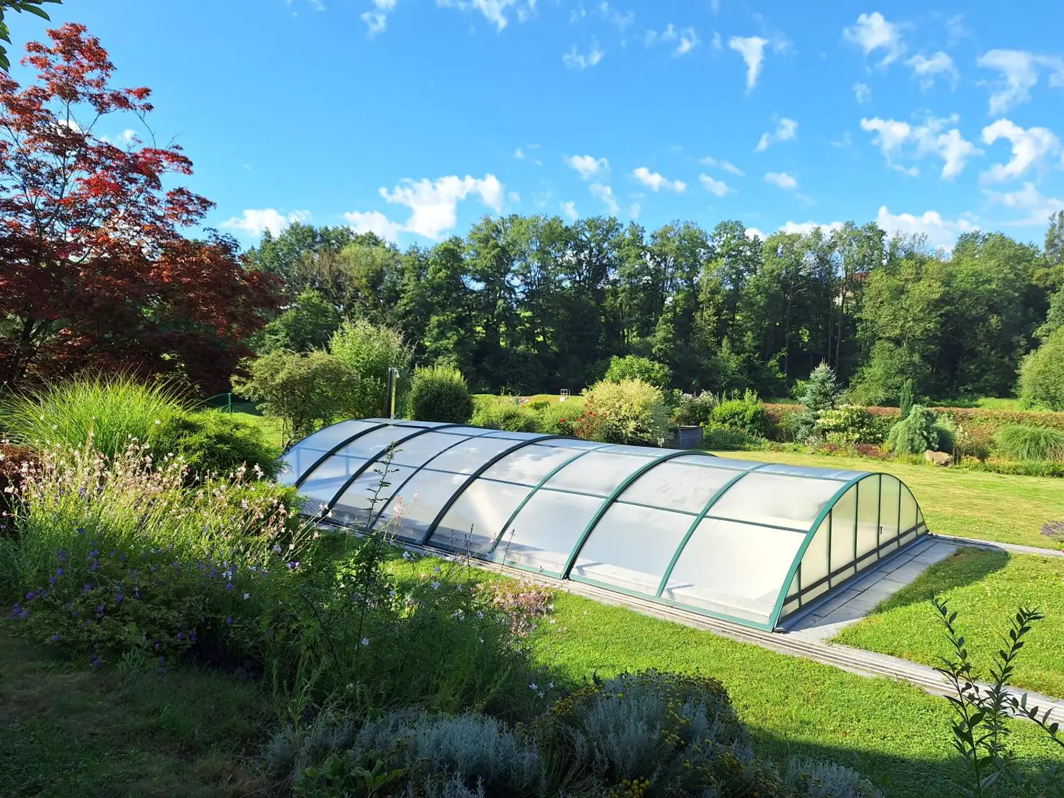 Einfamilienhaus mit Pool, Garten & Aussicht – Praxis & Mietpotential