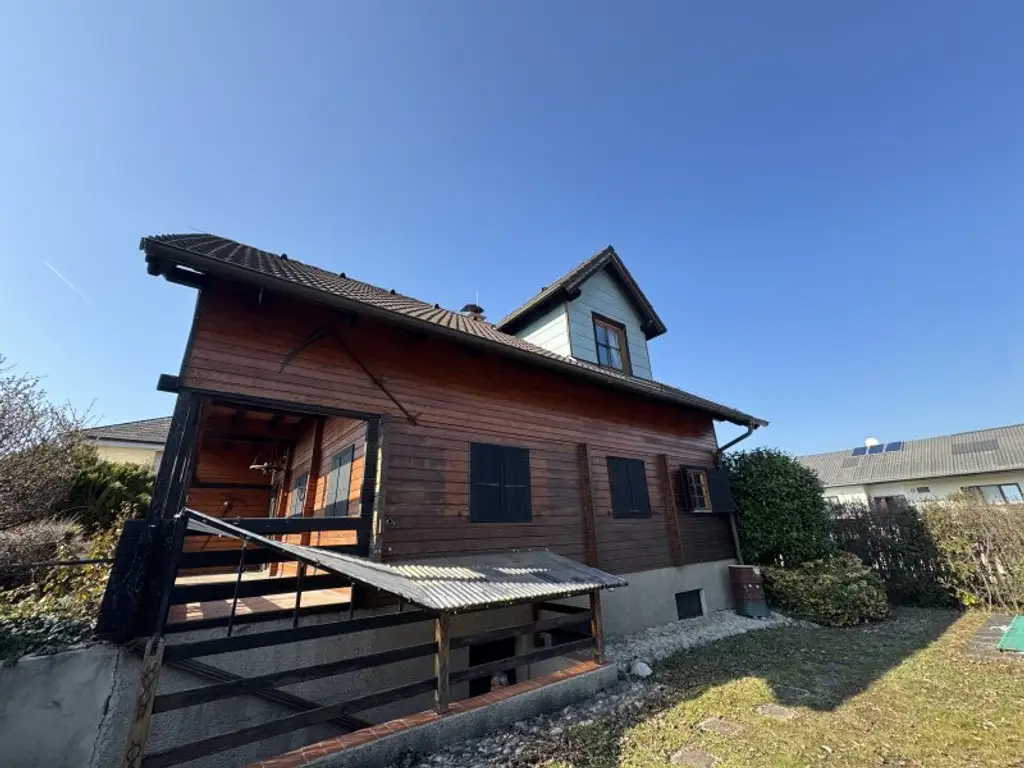 Sonniges Blockhaus mit Pool, Balkon & Gartenidylle in Sollenau