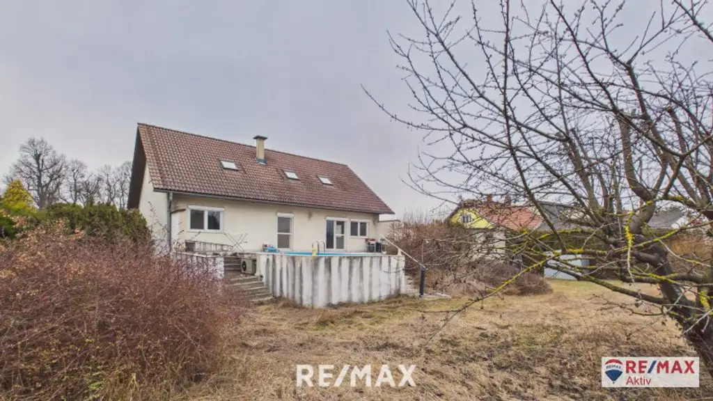 Einzugsbereites Haus mit großer Garage und großem Grundstück