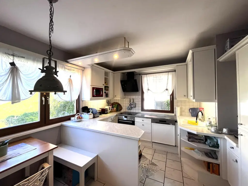 "Solides Haus mit Garten und Pool"