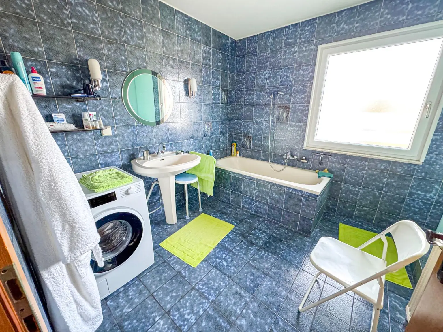 Badezimmer mit Badewanne und Dusche EG