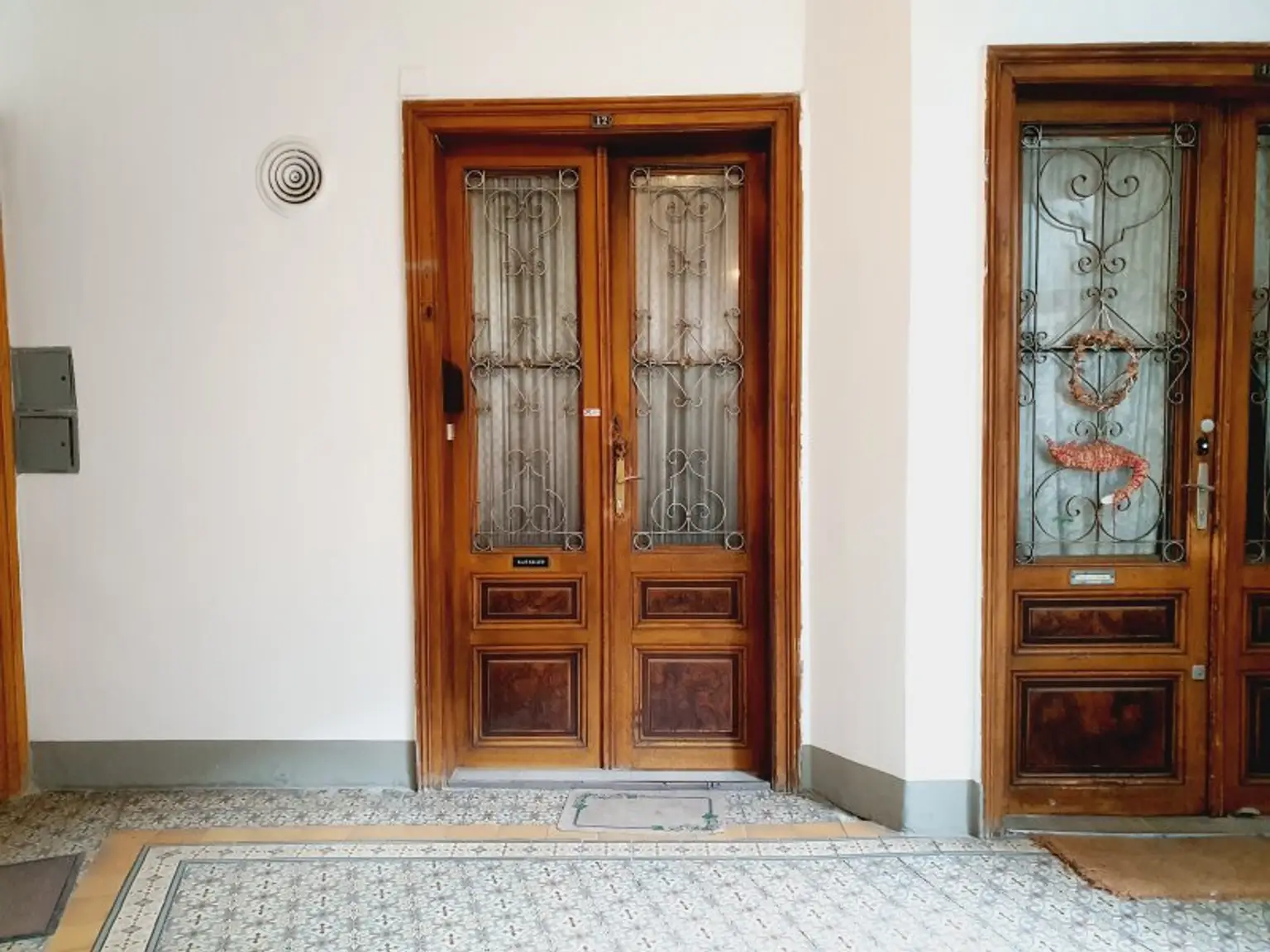 Unsanierte Wohnung in einem wunderschön sanierten Stilaltbau - Gaußplatz/Augarten