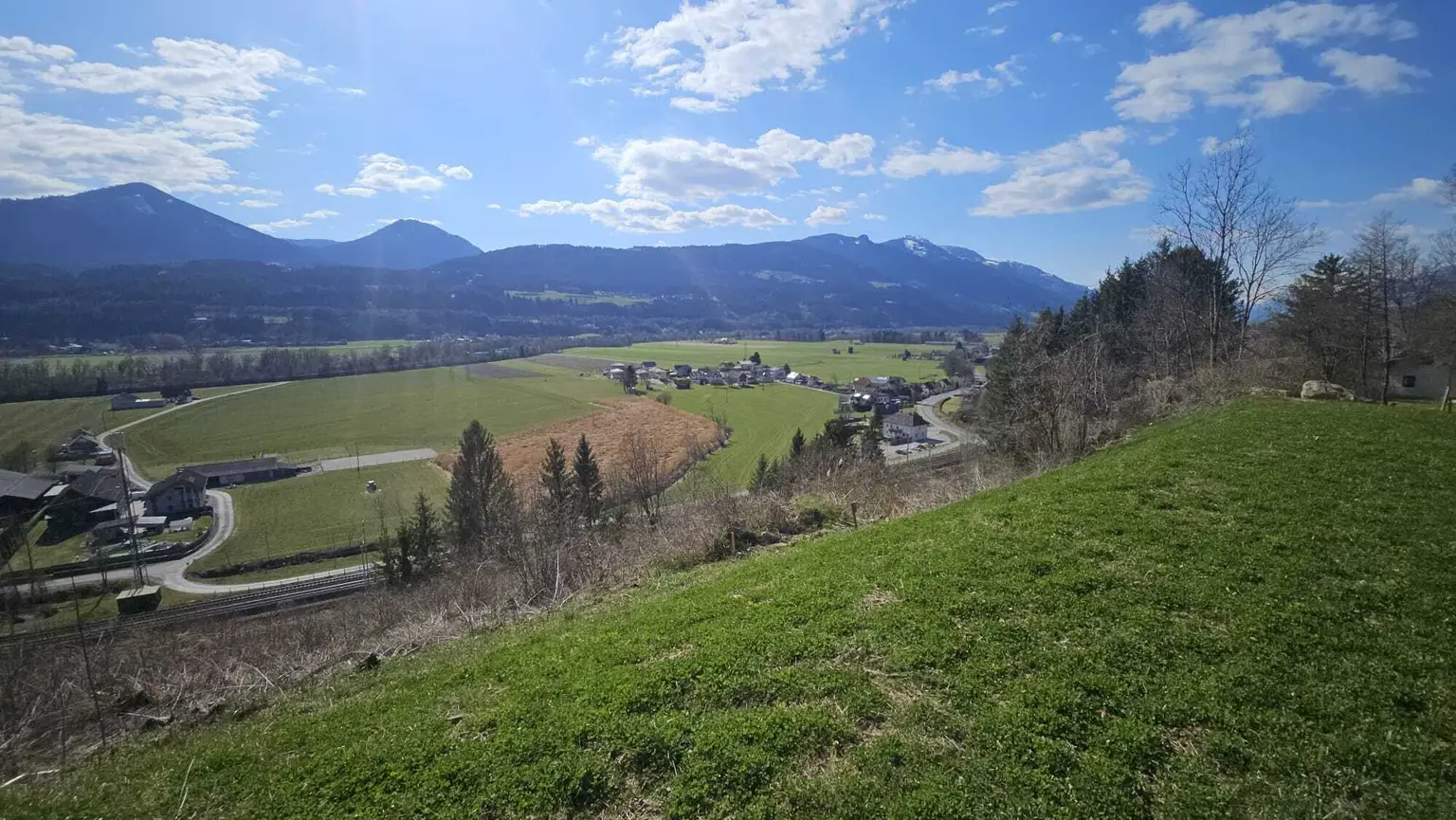 Baugrund mit traumhaftem Berg- und Fernblick!