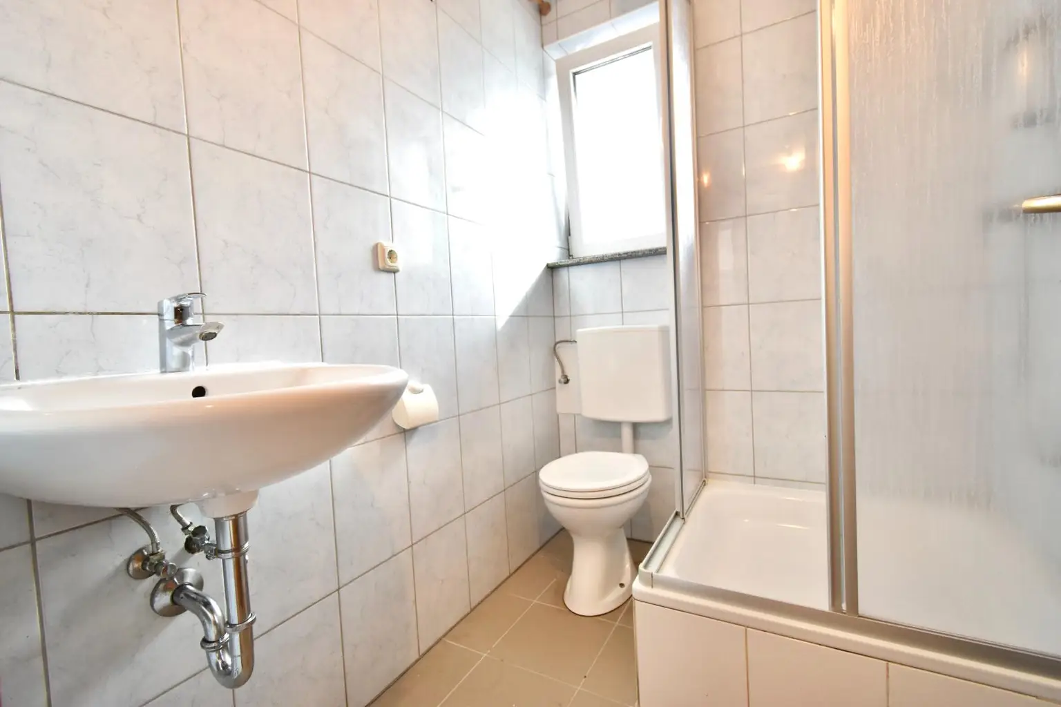 Sonniges Mini-Apartment mit Badezimmer und Balkon in zentraler Lage! Nähe BMW, SKF!!!