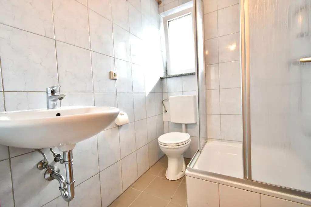 Sonniges Mini-Apartment mit Badezimmer und Balkon in zentraler Lage! Nähe BMW, SKF!!!