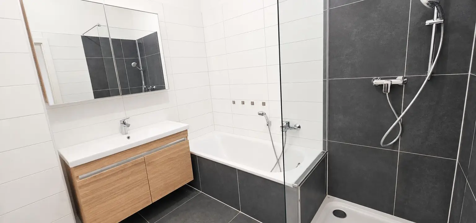 Bad mit Badewanne und Dusche 1. Aufnahme