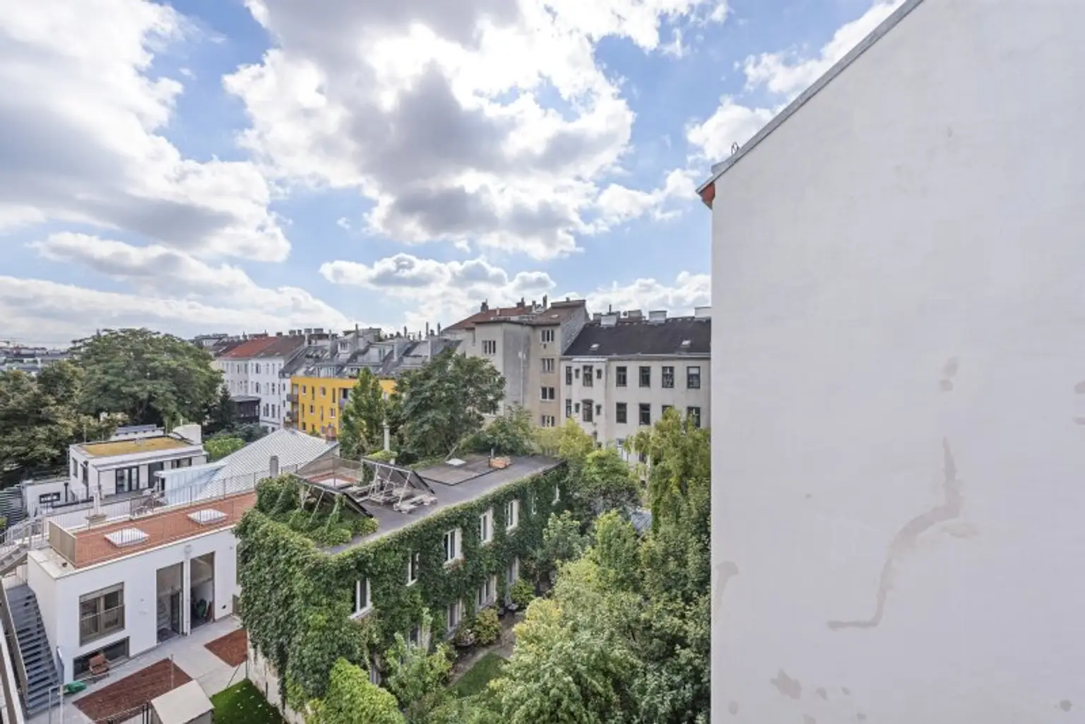 DAHEIM IN HERNALS - DACHGESCHOSS MIT HERRLICHER SÜD-TERRASSE