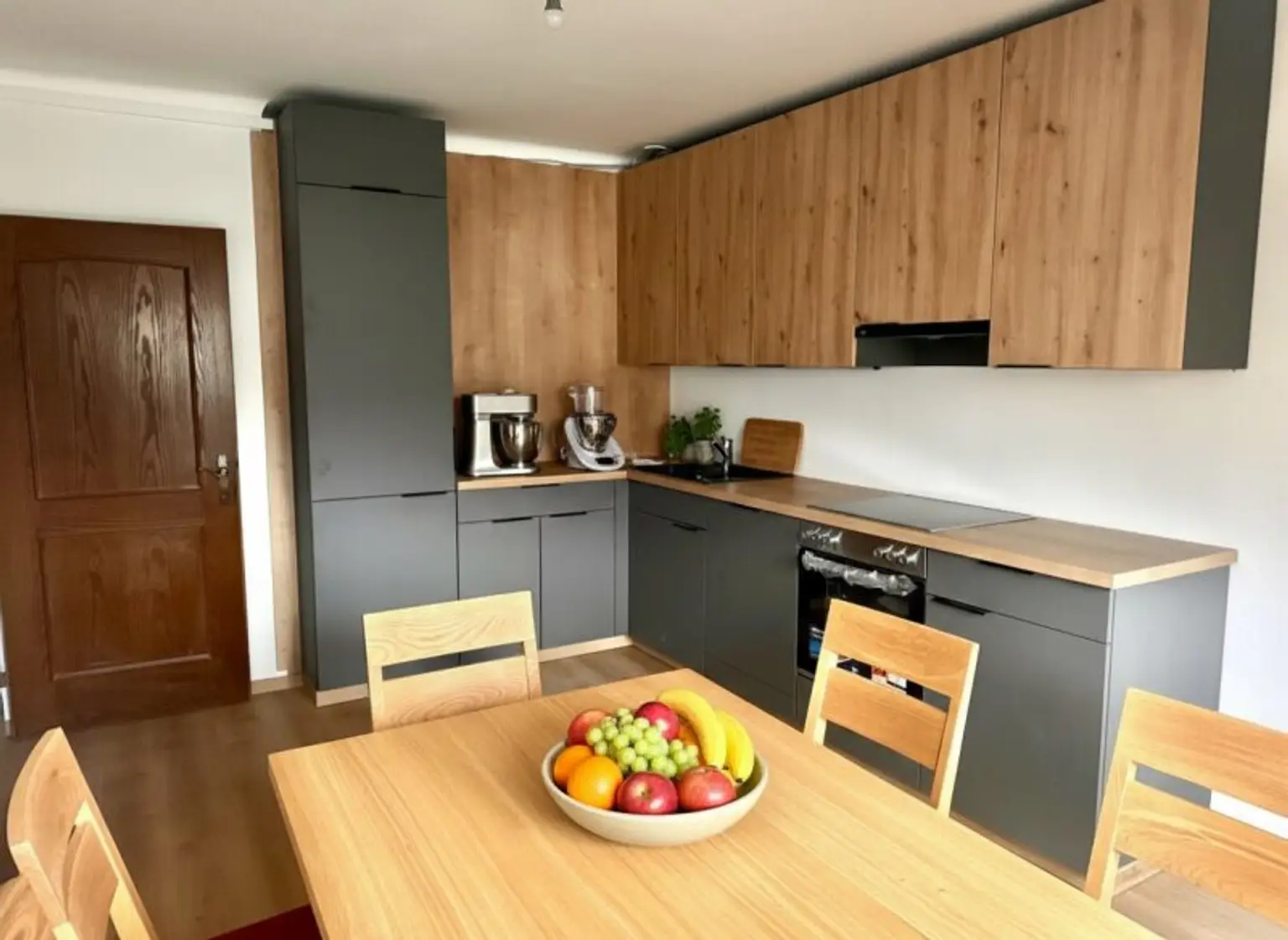 Einbauküche mit Essecke