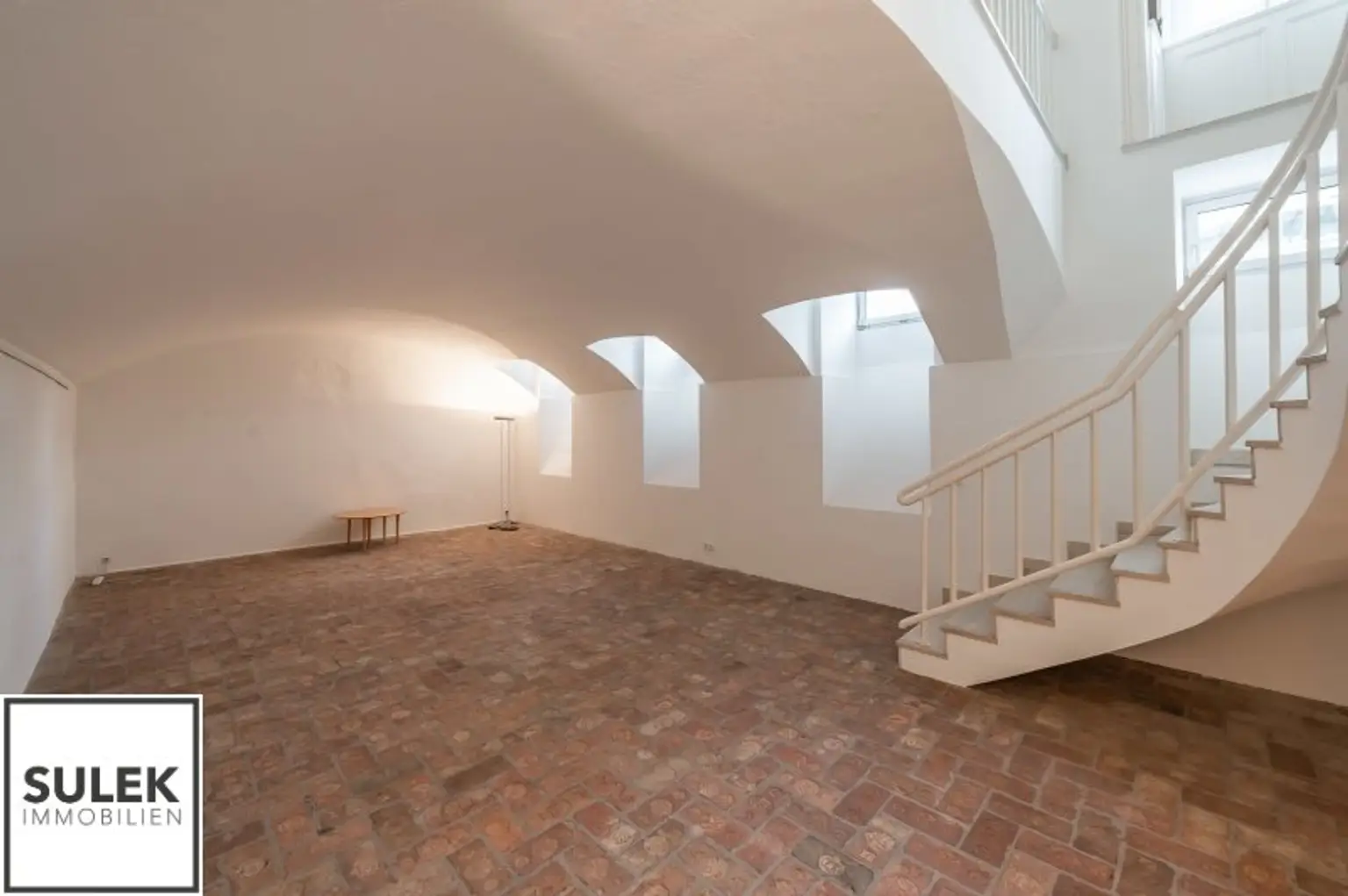 Ihr neuer Bürostandort am Stadtpark! Altbau mit großen Kellerräumlichkeiten - sofort beziehbar!