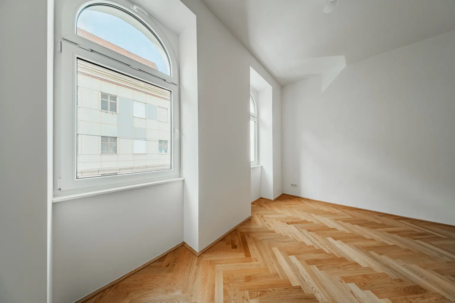 Altbaucharme neu interpretiert – 2 Zimmer im Erstbezug!