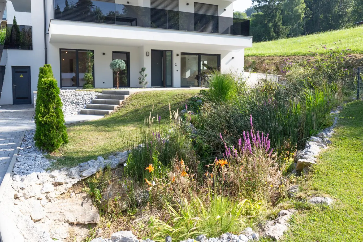 Exklusives Wohnerlebnis: Stilvolle Gartenwohnung mit Terrasse