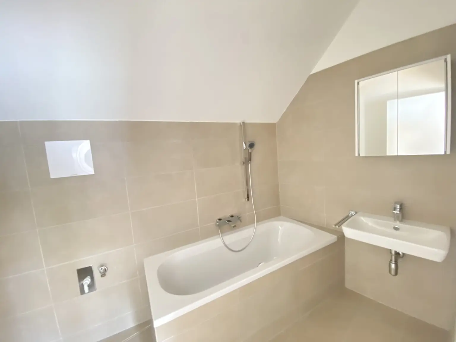 Sonnige 2 Zimmerwohnung mit Dachterrasse - 1 bedroom Apartment with terrace  TRAUM ERSTBEZUG