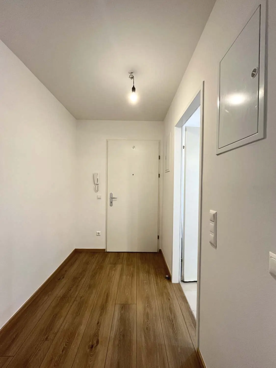 Teilsanierte 2-Zimmer-Wohnung mit Balkon in den grünen  Innenhof!
