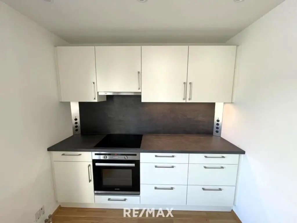 Erstbezug DG-Wohnung, 2 Terrassen, ruhig gelegen, Garage möglich.