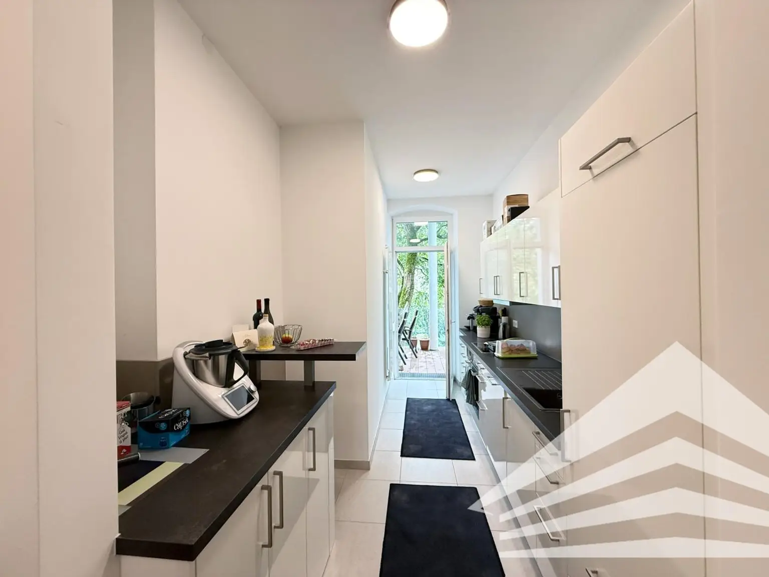 Großzügige 2 Zimmerwohnung mit Innenhofbalkon und moderner Einbauküche!