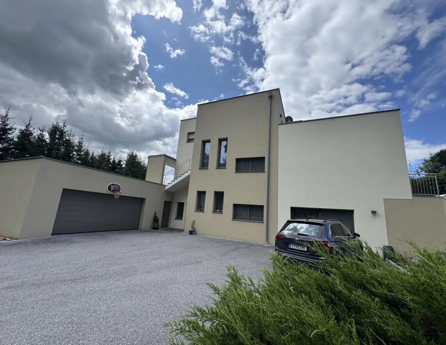 * Exklusives Wohnen mit Struktur - Drei Wohneinheiten plus weitere Grundstücksoption*
