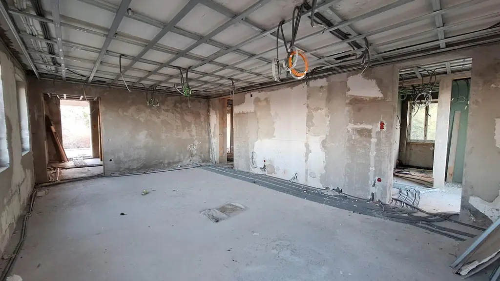 Edelrohbau-Villa, Herrschaftlicher Wohnsitz am Fuße des Kahlenberges an der Donau. Teilrestauriert entkernt und komplette Ausbauplanung.