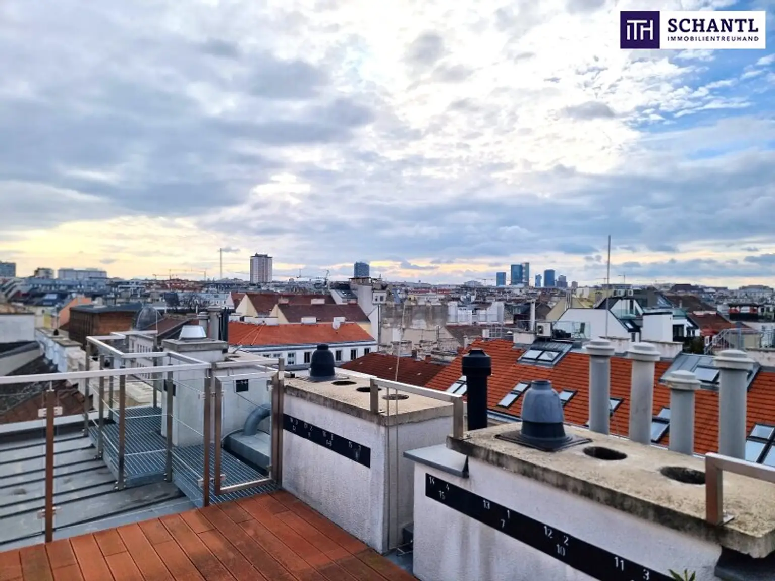WOW! Lichtdurchflutete Traumwohnung mit hofseitiger Terrasse! Neues Lebensgefühl im Dachgeschoss mit perfekter Raumaufteilung + Kamin + Ideale öffentliche Anbindung! Jetzt zugreifen!