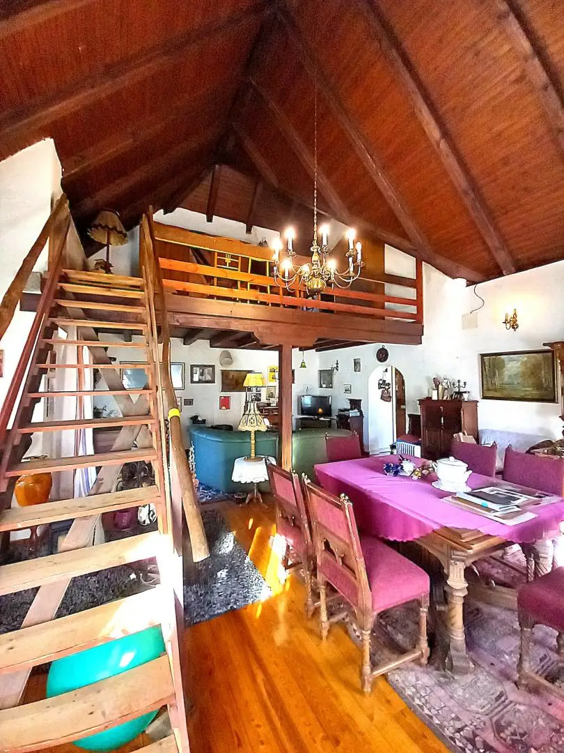 LANDHAUS MIT GROSSEM, SONNIGEN GRUND AM WALDRAND