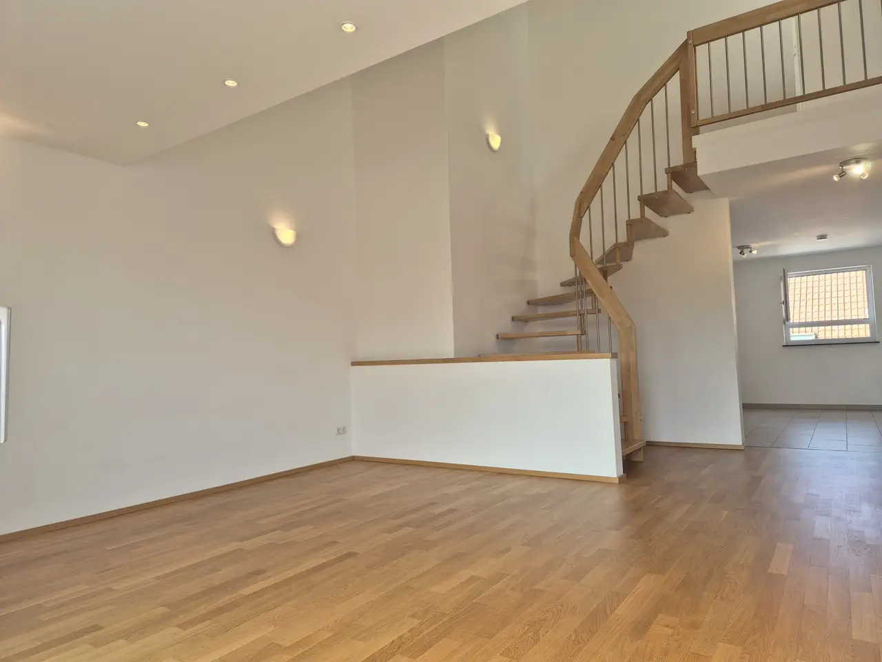 Hochwertige Maisonette-Wohnung mit 5,5 Zimmern, Dachterrasse und 2 Stellplätzen in Holzgerlingen - Photo 2