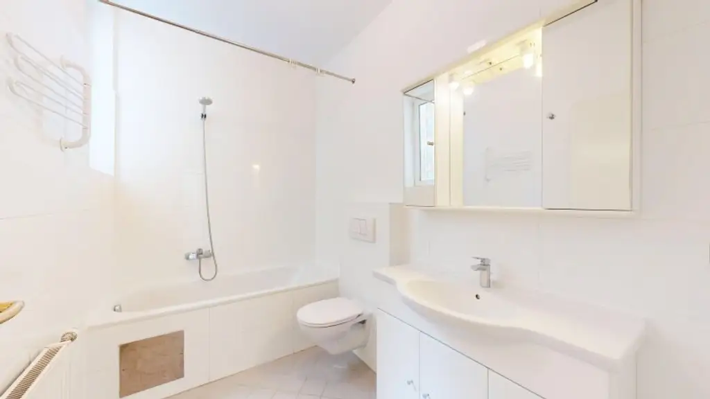 Große und klassisch schöne Altbau-Wohnung | 5 Zimmer | 2 Bäder | Lift | am Liechtensteinpark