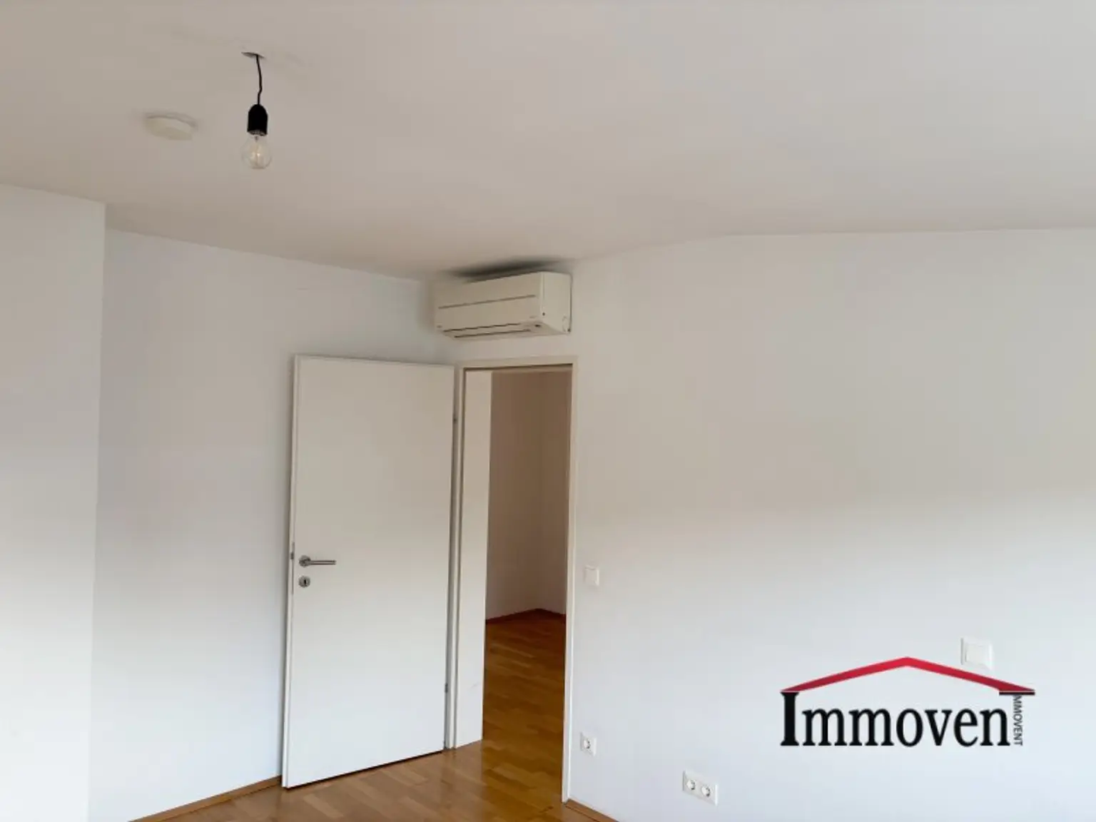 HOFSEITIG - Schöne 4-Zimmerdachgeschosswohnung mit Terrasse und Klimaanlage!