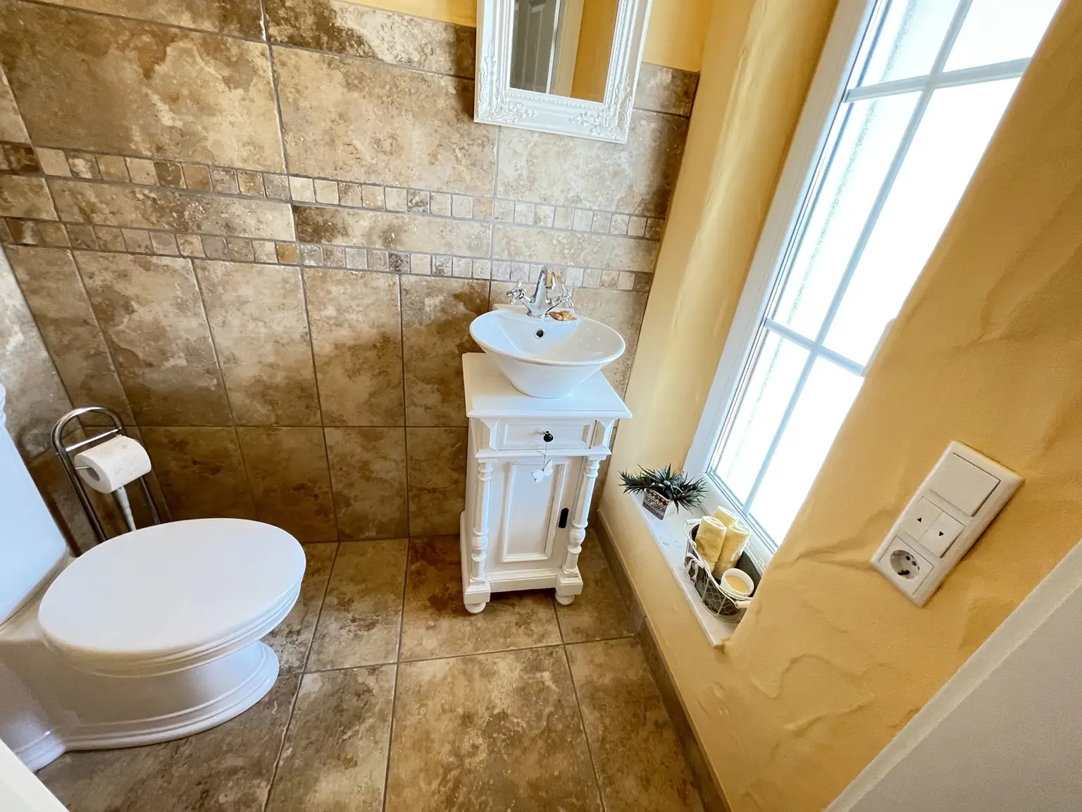 Gäste-WC im Eingangsbereich (EG)