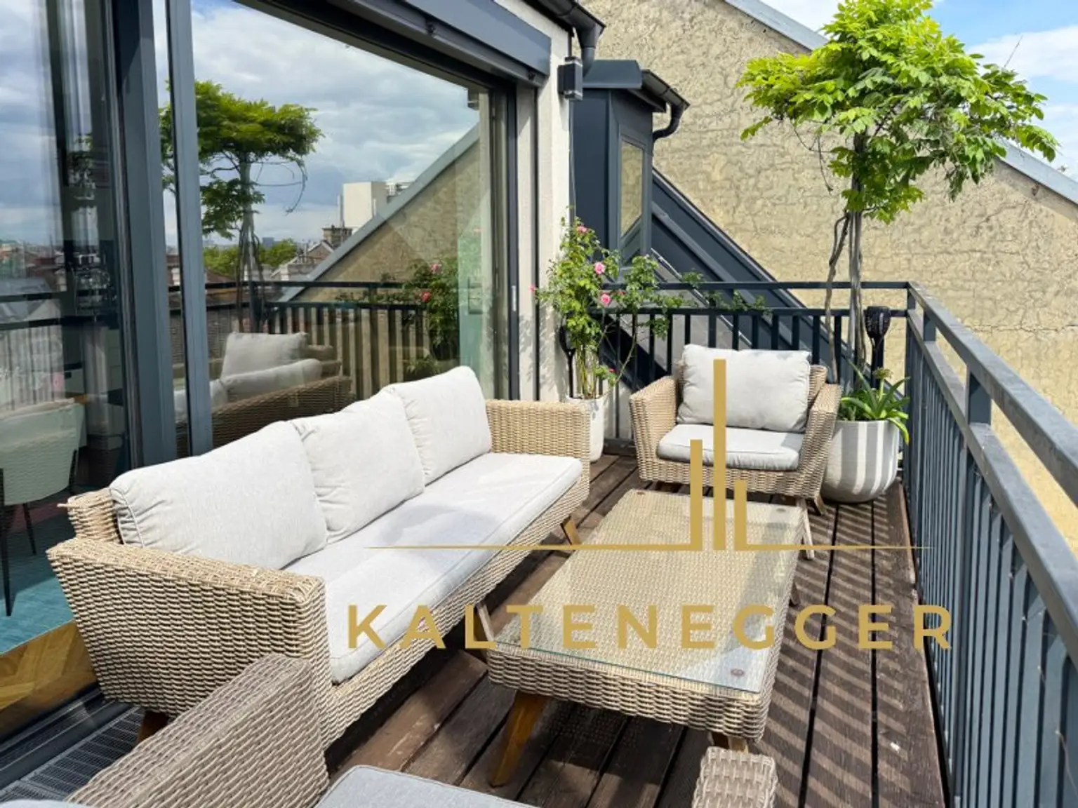 Terrasse, von der Wohnküche aus begehbar, südseitig ausgerichtet, ca. 10,53 m²