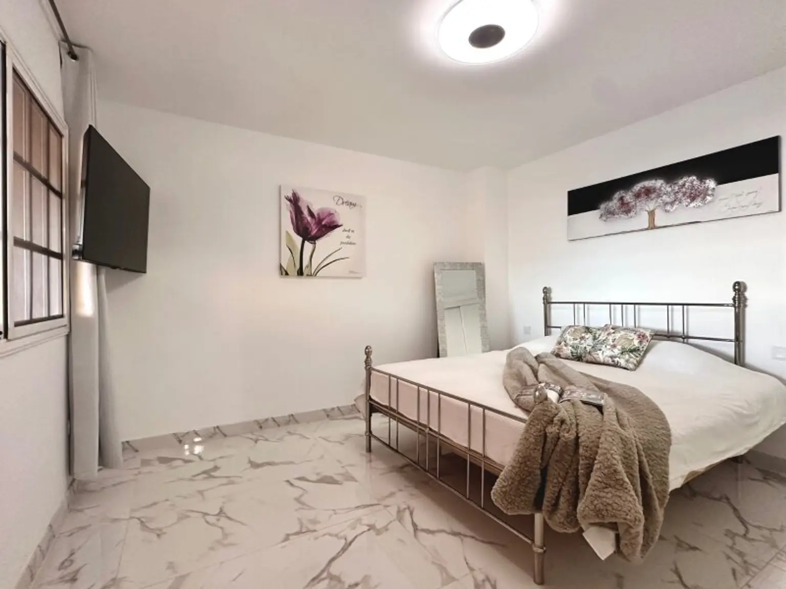 Erstaunlich ansprechend renovierte Wohnung mit Meerblick in San Eugenio