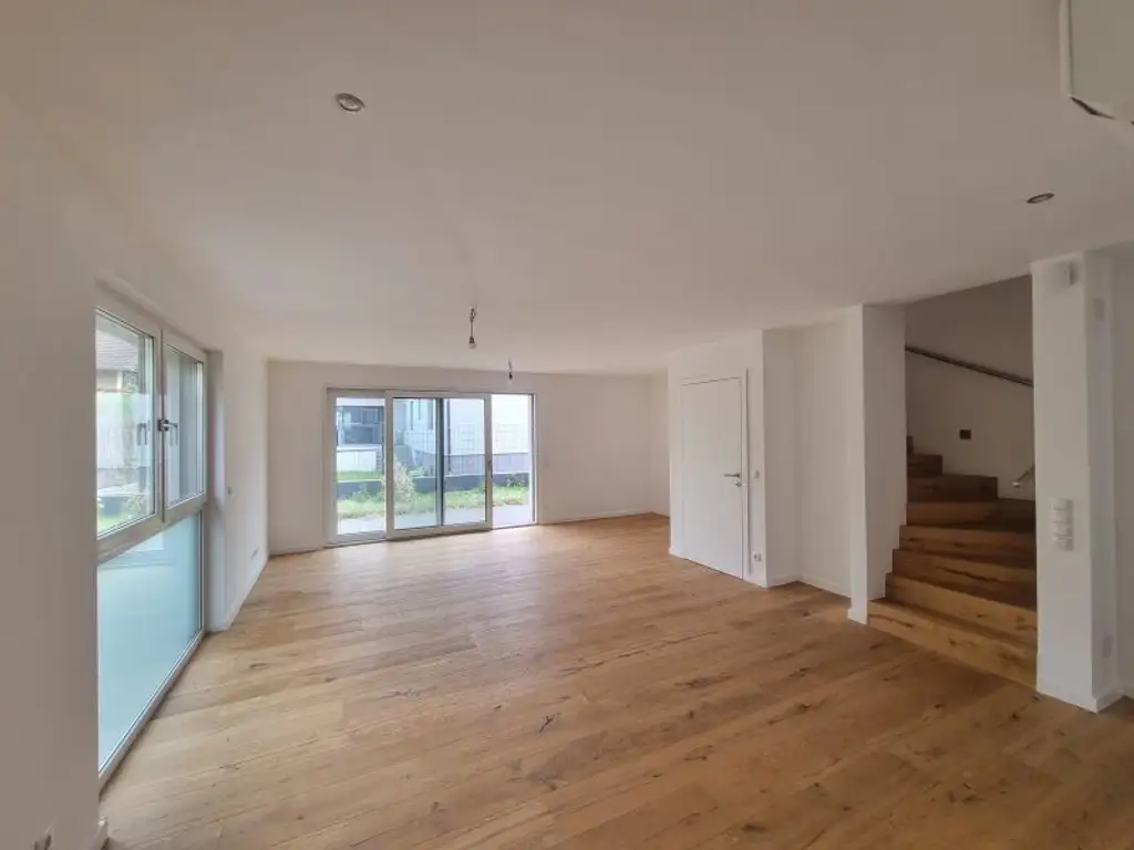 Modern und komfortabel: Erstbezug mit Terrasse, Garten, zwei Balkonen, drei Badezimmern, Dachterrasse und eigenem PKW-Stellplatz.