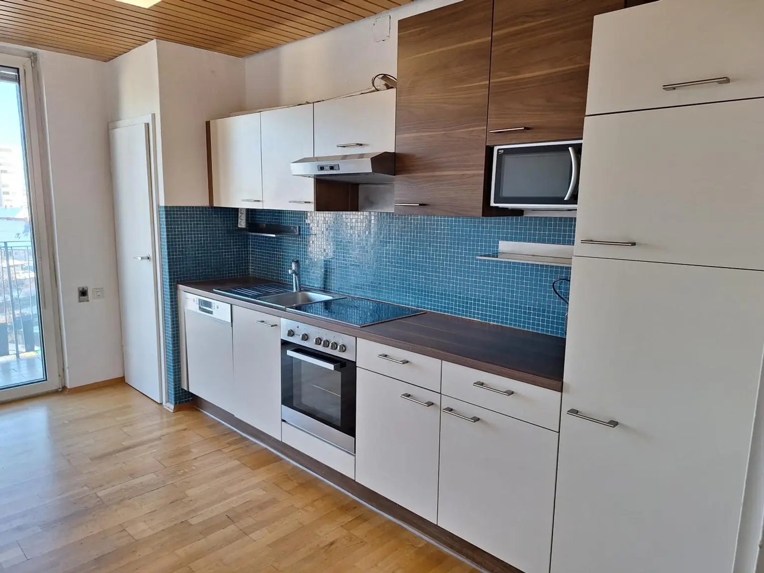 Küche mit kleiner Speis