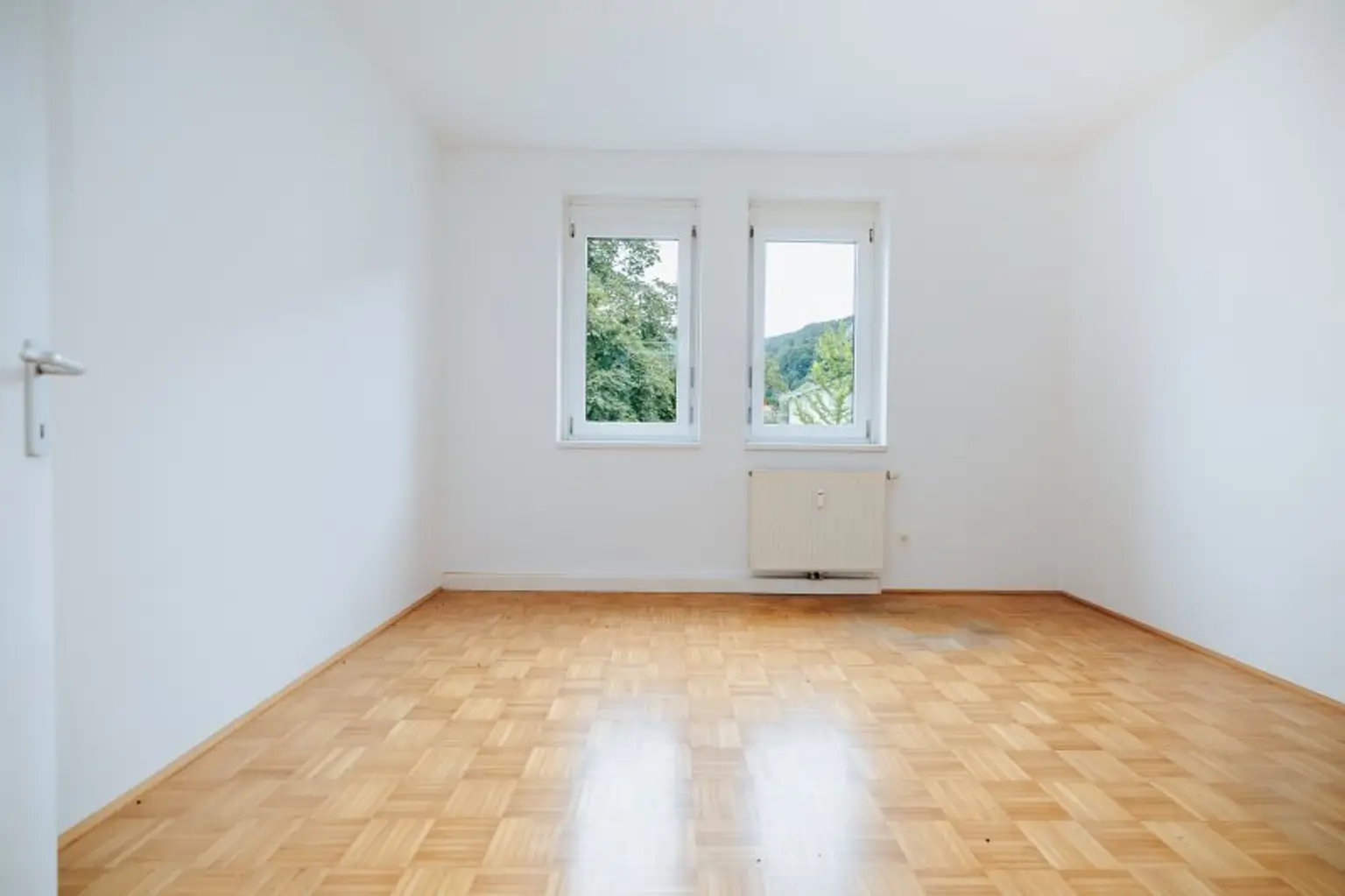 LOGGIA I LICHTDURCHFLUTET I PARKETT I ABSOLUTE RUHELAGE I BADEWANNE I AB SOFORT I PROJEKT WOHNEN I