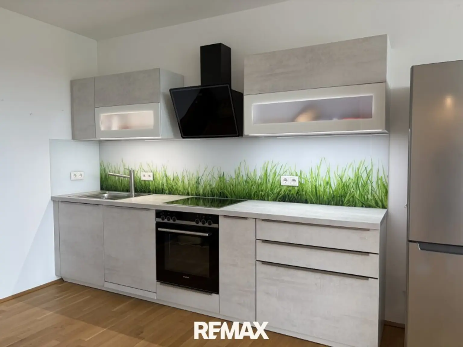 Küchenzeile mit freistehendem Kühlschrank