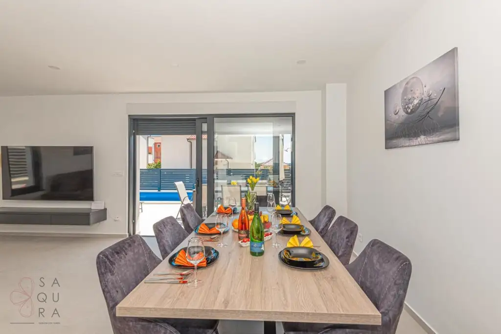 Modernes Wohndomizil mit Stil – Halbvilla mit Pool in Vodice