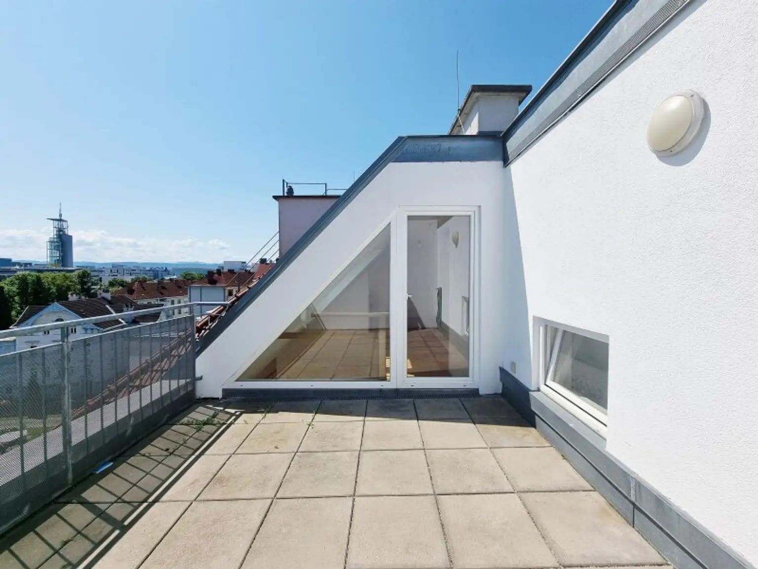Lichtdurchflutete Maisonette mit Dachterrasse & Klimaanlage – wohnen zwischen Landhausviertel & Promenade